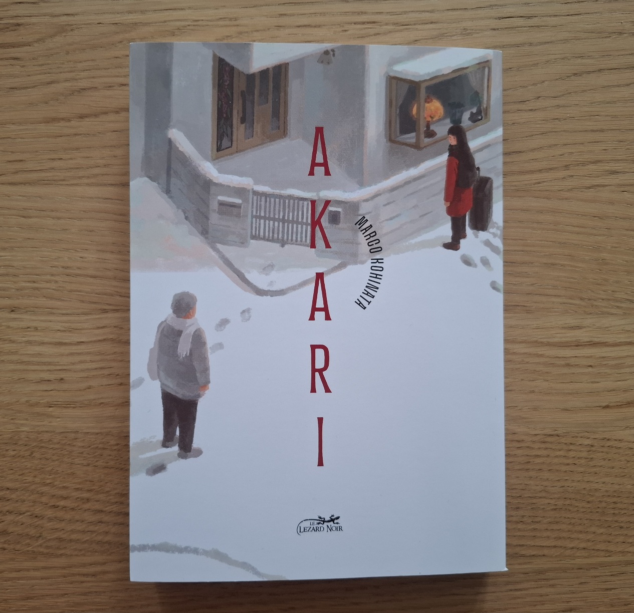 Le manga Akari - Kohinata Marco posé sur une table - couleur craie, pastel, hiver