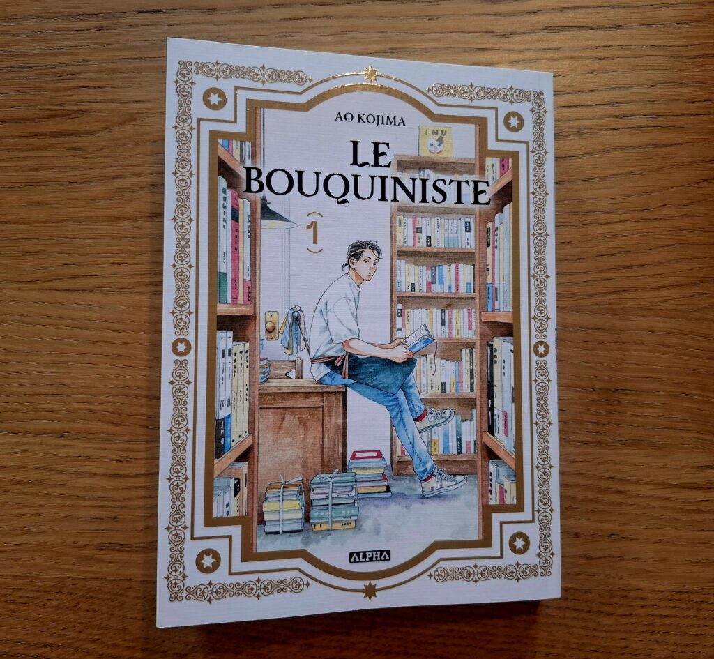 Le tome 1 du Bouquiniste posé sur une table, couleurs douces
