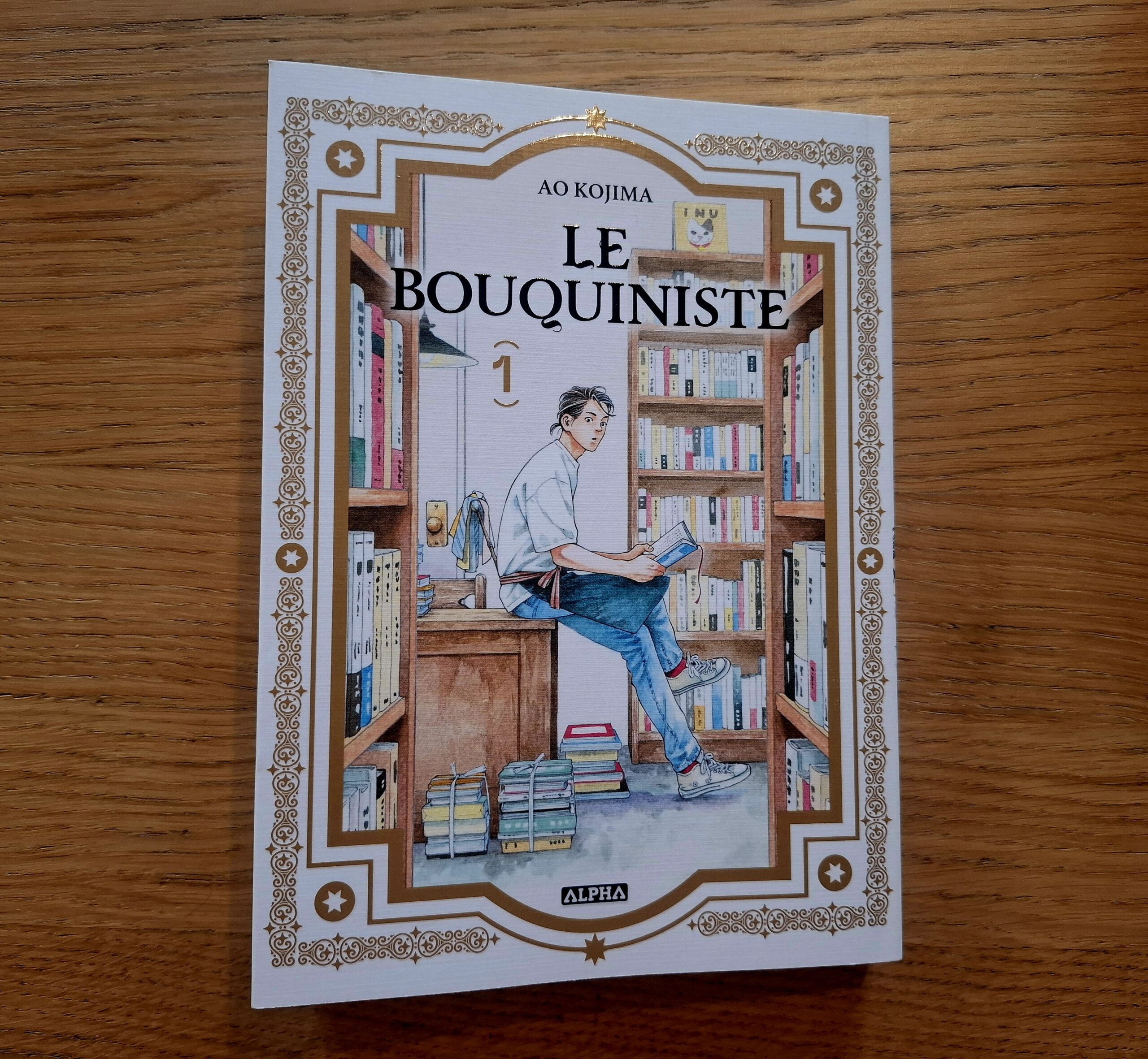 Le tome 1 du Bouquiniste posé sur une table, couleurs douces