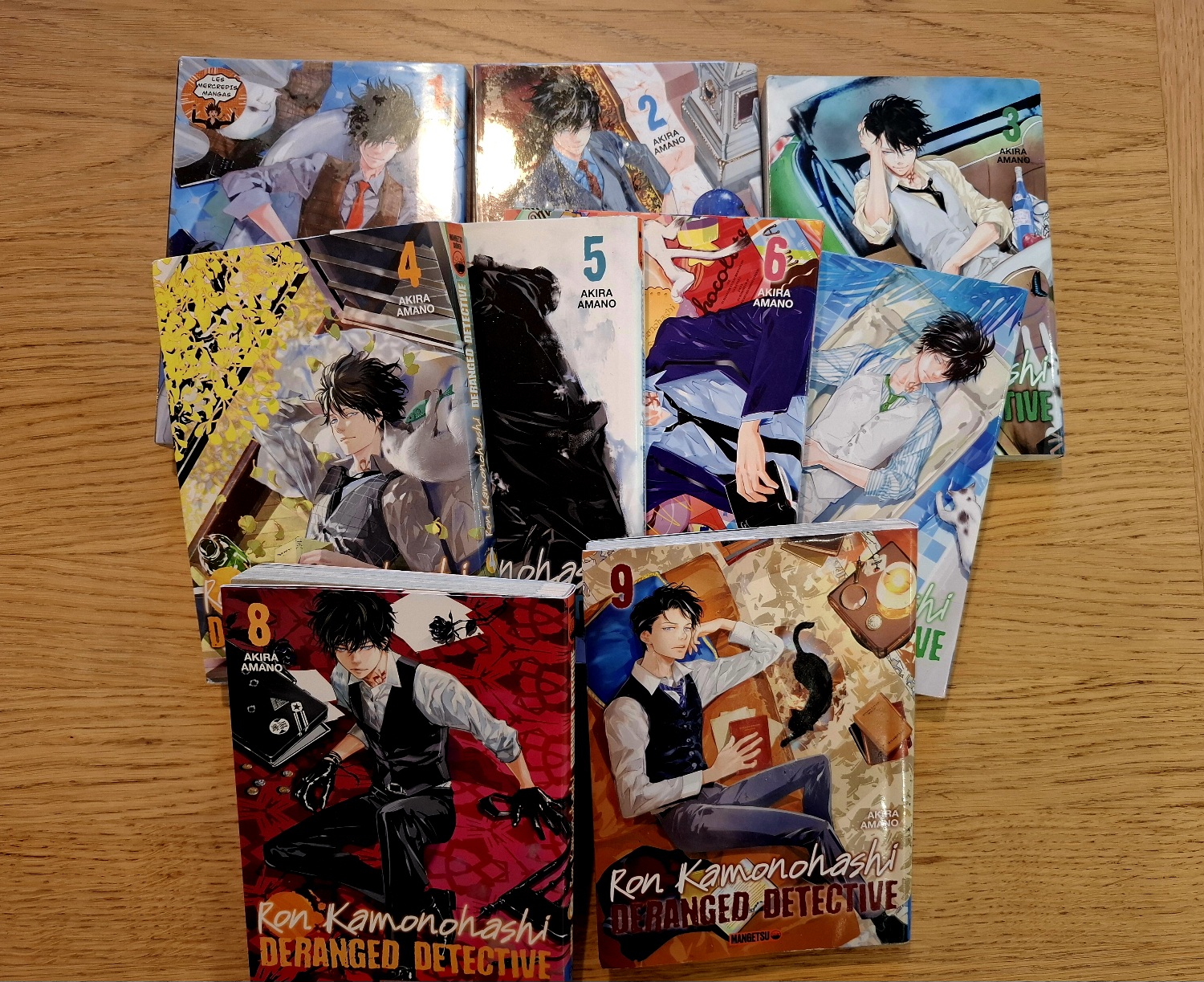 9 premiers tomes du manga Ron Kamonohashi - Deranged detective posé sur une table